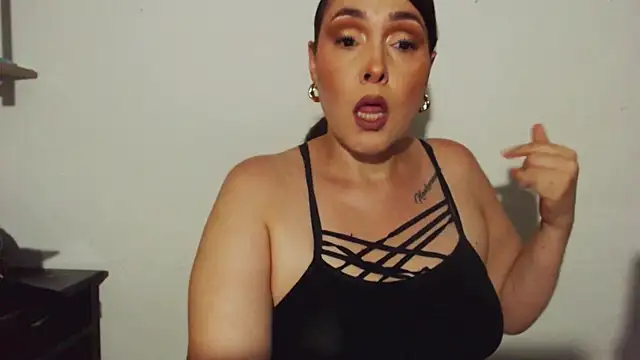 Snapshot of Miss_Agatha chatting on October 28, 1:20 am Miss Agatha online show from October 28, 1:20 am