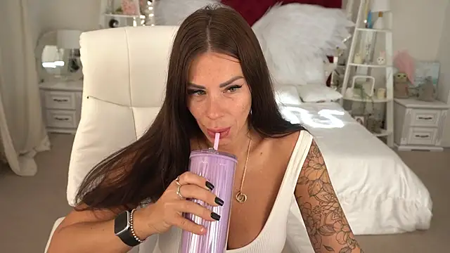 Snapshot of IsabellaFoxyy chatting on September 27, 5:23 am IsabellaFoxyy online show from September 27, 5:23 am