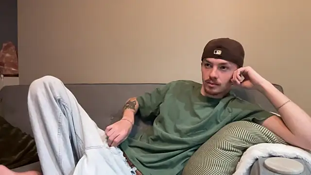 Snapshot of younghungginger chatting on November 14, 11:24 pm younghungginger online show from November 14, 11:24 pm