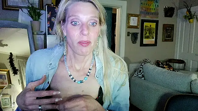 Snapshot of Glamazonx chatting on May 4, 1:45 am Glamazonx online show from May 4, 1:45 am
