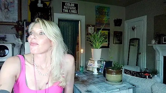 Snapshot of Glamazonx chatting on May 19, 1:44 am Glamazonx online show from May 19, 1:44 am