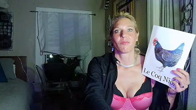 Snapshot of Glamazonx chatting on June 19, 6:29 am Glamazonx online show from June 19, 6:29 am