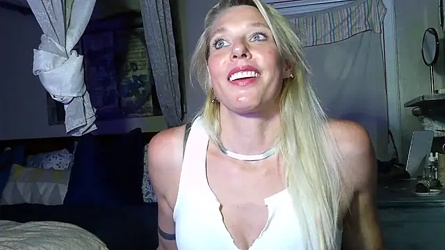 Snapshot of Glamazonx chatting on July 22, 11:51 pm Glamazonx online show from July 22, 11:51 pm