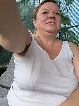 Snapshot of jusichka chatting on July 6, 6:21 am jusichka online show from July 6, 6:21 am