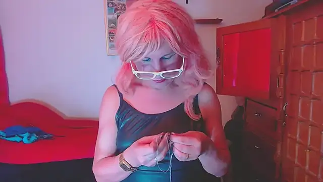 Snapshot of LorenJade chatting on November 26, 7:42 am LorenJade online show from November 26, 7:42 am