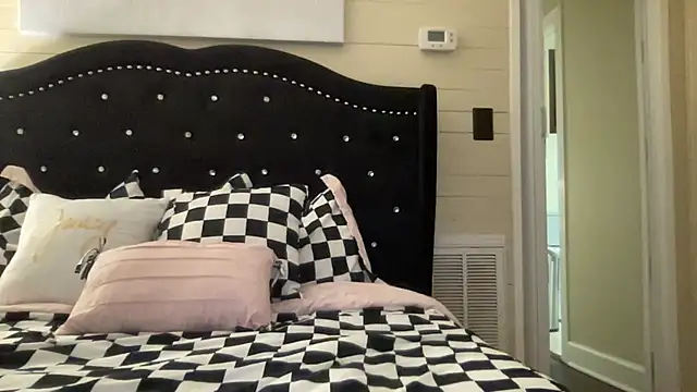 sexylilly69 online show from April 30, 1:12 am
