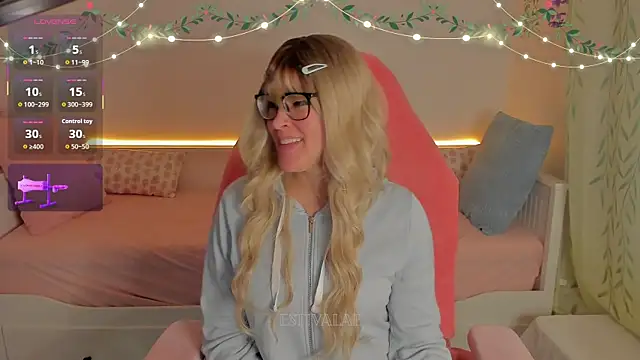 Snapshot of estivalae chatting on December 15, 11:58 am estivalae online show from December 15, 11:58 am