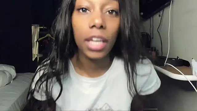 Snapshot of smileybabe chatting on February 15, 9:16 am smileybabe online show from February 15, 9:16 am