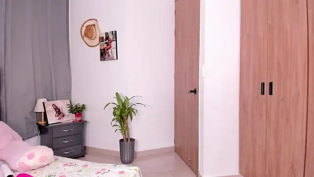 Snapshot of AfroditaRoy chatting on March 11, 12:05 am AfroditaRoy online show from March 11, 12:05 am