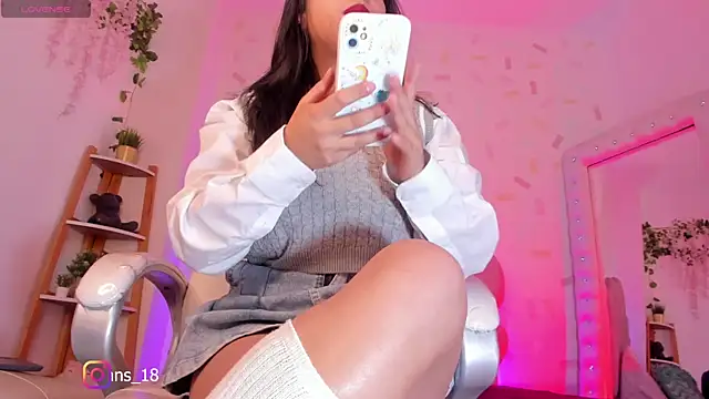 Snapshot of evelyn_evans_1 chatting on November 8, 3:18 am evelyn evans 1 online show from November 8, 3:18 am