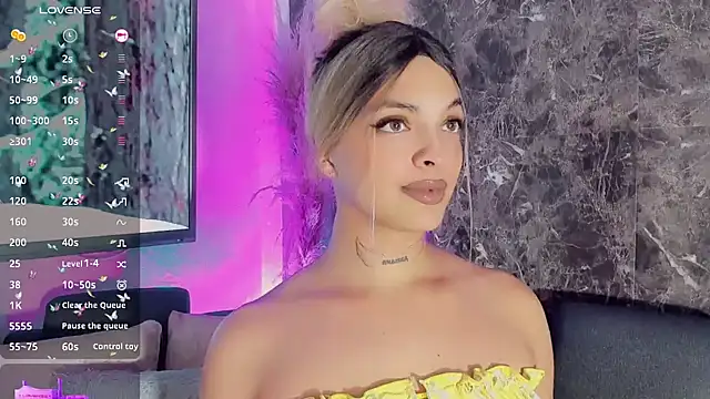 Emmaa Saenz  online show from February 6, 11:15 pm