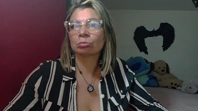 Snapshot of charlotedoll chatting on June 22, 3:25 am charlotedoll online show from June 22, 3:25 am