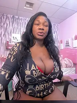 Snapshot of CharismaaBanx chatting on November 25, 11:43 am CharismaaBanx online show from November 25, 11:43 am