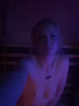 KissMysAssXoXo online show from January 31, 5:30 am