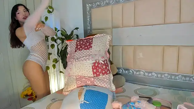 GingerDollx online show from December 5, 9:00 pm