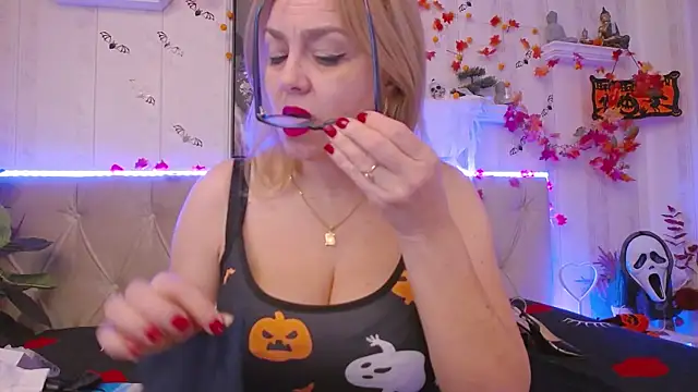 LadyJeen online show from November 1, 6:10 pm