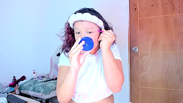 Emily Coper18 online show from May 1, 2:32 pm