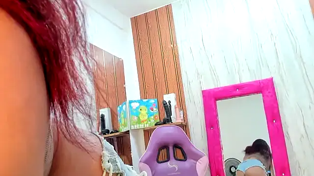 Snapshot of Emily_Coper18 chatting on May 29, 1:42 pm Emily Coper18 online show from May 29, 1:42 pm