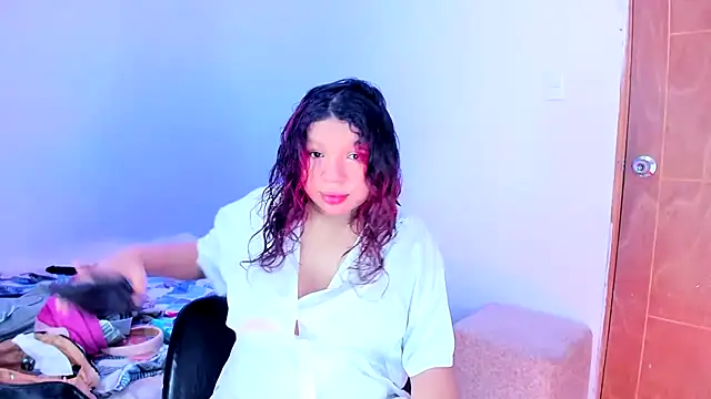Snapshot of Emily_Coper18 chatting on June 13, 2:15 pm Emily Coper18 online show from June 13, 2:15 pm