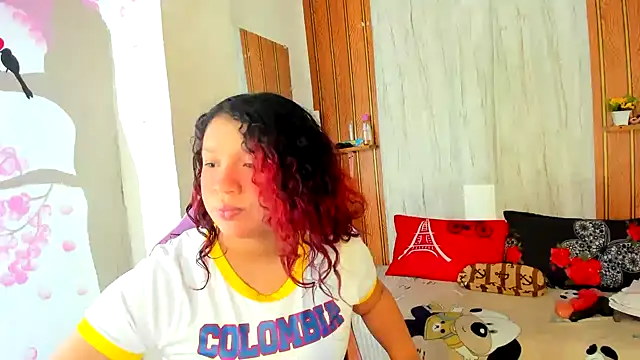 Snapshot of Emily_Coper18 chatting on June 18, 2:21 pm Emily Coper18 online show from June 18, 2:21 pm