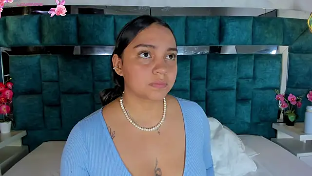 Snapshot of Abril_Gomez06 chatting on May 22, 8:14 pm Abril Gomez06 online show from May 22, 8:14 pm