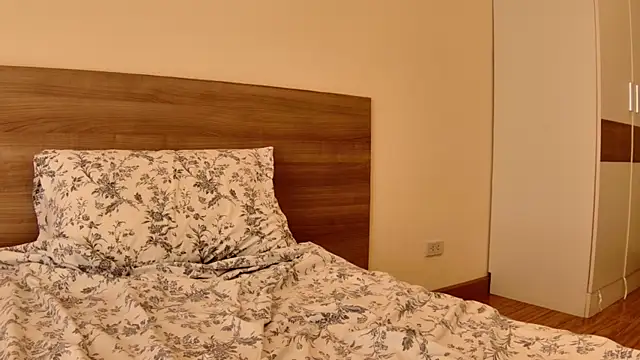 Snapshot of sun_place chatting on March 18, 6:25 am sun place online show from March 18, 6:25 am