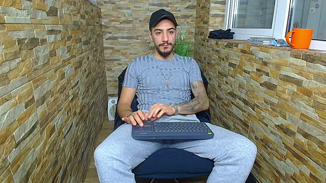 Snapshot of AndrewBanner chatting on January 14, 4:47 am AndrewBanner online show from January 14, 4:47 am
