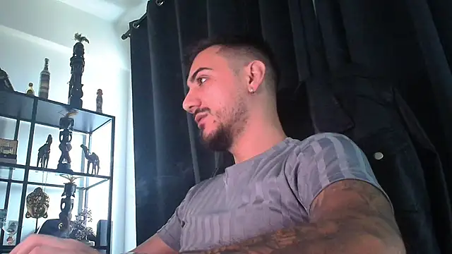 Snapshot of AndrewBanner chatting on March 17, 5:23 am AndrewBanner online show from March 17, 5:23 am