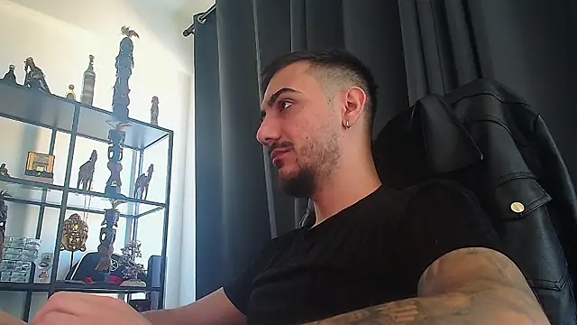 Snapshot of AndrewBanner chatting on March 19, 7:29 am AndrewBanner online show from March 19, 7:29 am