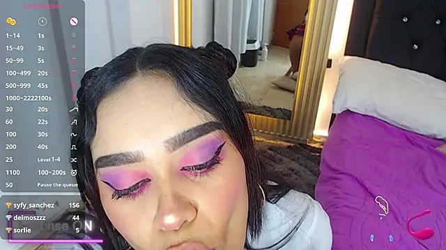 Snapshot of coraline_v chatting on December 24, 6:22 am coraline v online show from December 24, 6:22 am