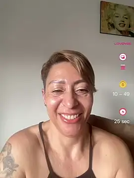 Snapshot of elmarsexydoll chatting on June 13, 9:46 pm elmarsexydoll online show from June 13, 9:46 pm