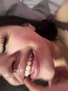 Snapshot of ThickerThanYoBitch chatting on January 18, 6:43 pm ThickerThanYoBitch online show from January 18, 6:43 pm