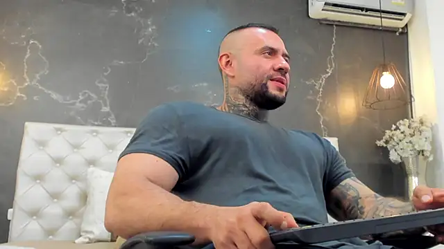 Snapshot of BruceDallas chatting on December 2, 12:09 am BruceDallas online show from December 2, 12:09 am