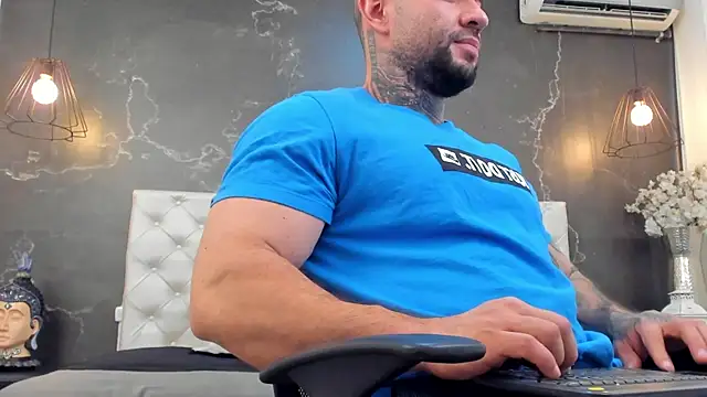 Snapshot of BruceDallas chatting on December 7, 2:20 am BruceDallas online show from December 7, 2:20 am