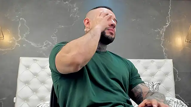 Snapshot of BruceDallas chatting on December 17, 11:59 pm BruceDallas online show from December 17, 11:59 pm