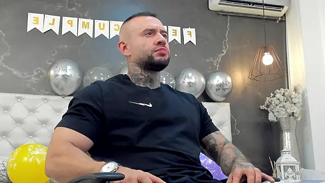 Snapshot of BruceDallas chatting on December 19, 3:07 am BruceDallas online show from December 19, 3:07 am