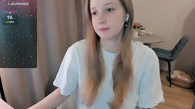 Snapshot of Alyaley chatting on June 2, 6:43 pm Alyaley online show from June 2, 6:43 pm