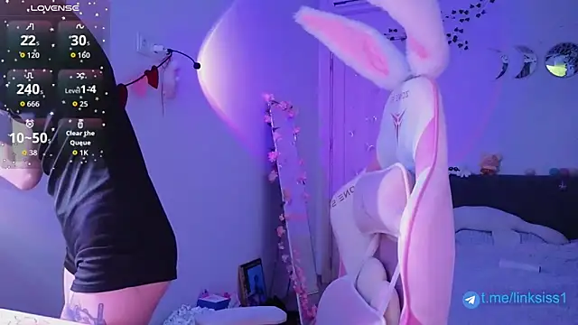 twicewetgirl online show from May 6, 2:00 pm