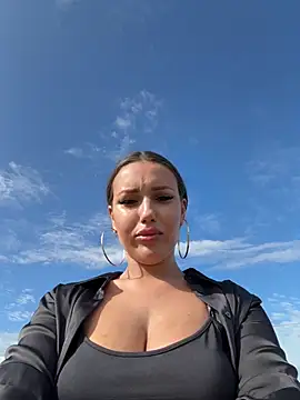 Snapshot of Syka0001 chatting on February 11, 8:37 am Syka0001 online show from February 11, 8:37 am