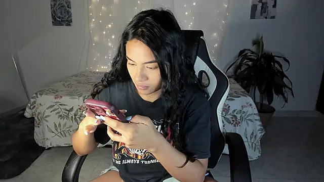 Snapshot of Riana_Kean chatting on October 27, 2:04 am Riana Kean online show from October 27, 2:04 am