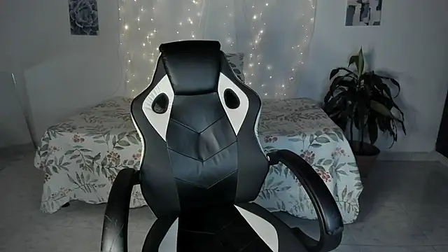 Snapshot of Riana_Kean chatting on October 31, 3:07 am Riana Kean online show from October 31, 3:07 am