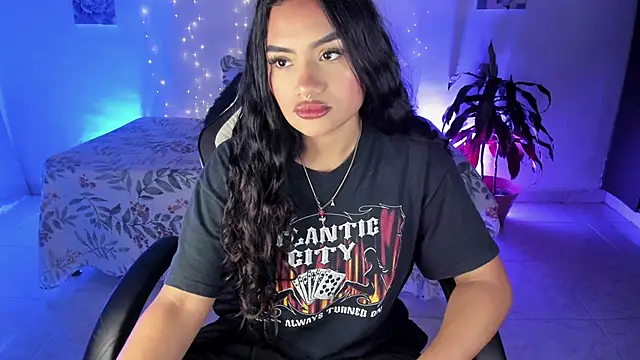 Snapshot of Riana_Kean chatting on November 15, 4:32 am Riana Kean online show from November 15, 4:32 am