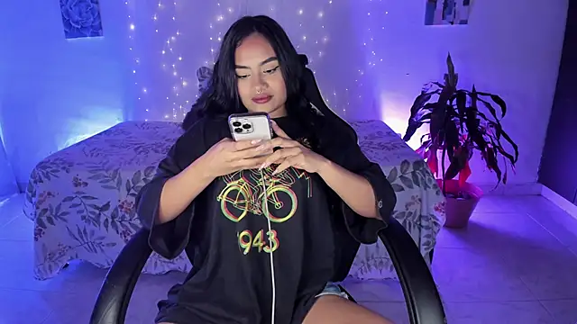 Snapshot of Riana_Kean chatting on November 17, 1:22 am Riana Kean online show from November 17, 1:22 am