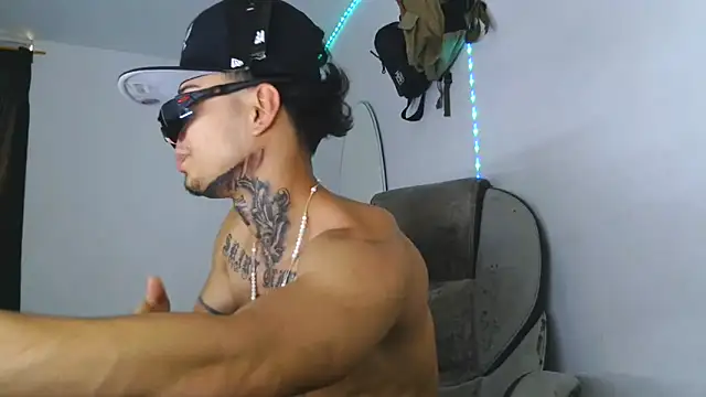 Snapshot of Skartoliver chatting on October 17, 4:20 pm Skartoliver online show from October 17, 4:20 pm