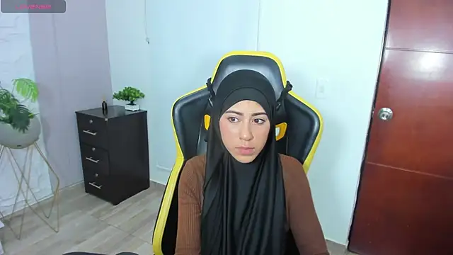 chaymae nah  online show from March 19, 7:27 pm