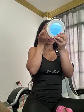 Snapshot of bella-black chatting on May 4, 2:24 pm bella-black online show from May 4, 2:24 pm