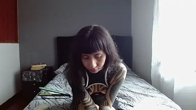 Snapshot of Emilia_1995 chatting on June 24, 6:18 pm Emilia 1995 online show from June 24, 6:18 pm