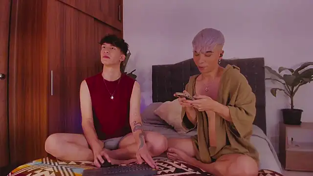 Snapshot of 2gays_1Str8 chatting on December 1, 8:09 pm 2gays 1Str8 online show from December 1, 8:09 pm