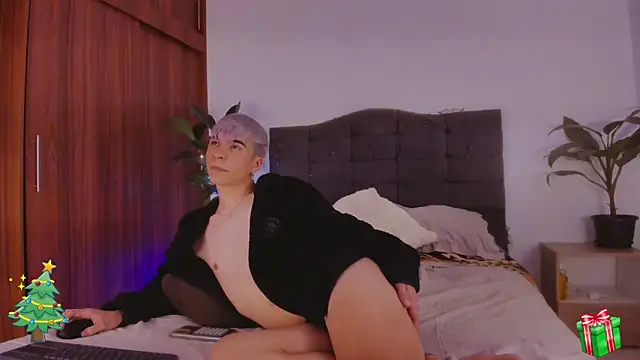 Snapshot of 2gays_1Str8 chatting on December 18, 8:47 pm 2gays 1Str8 online show from December 18, 8:47 pm