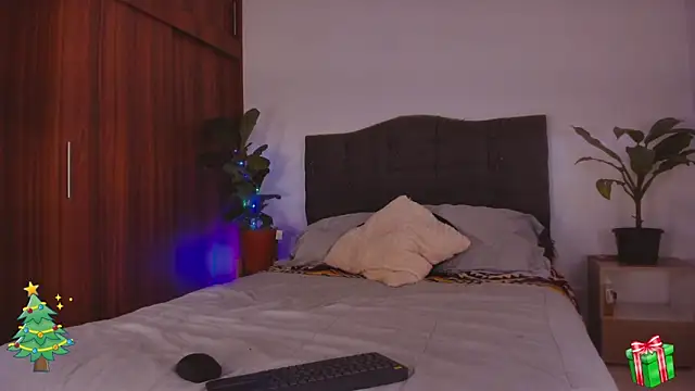 Snapshot of 2gays_1Str8 chatting on December 22, 8:25 pm 2gays 1Str8 online show from December 22, 8:25 pm